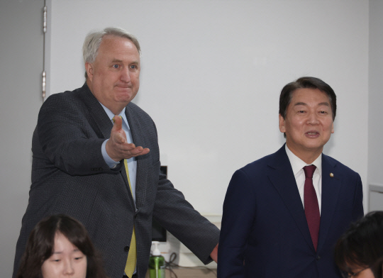국민의힘 인요한(왼쪽부터) 혁신위원장과 안철수 의원이 7일 오후 서울 여의도 국회 의원회관에서 면담을 하기 위해 간담회의실에 입장하고 있다.<연합뉴스>